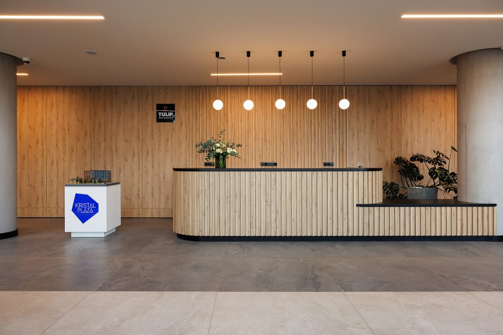стійка рецепції з лого TULIP Residences