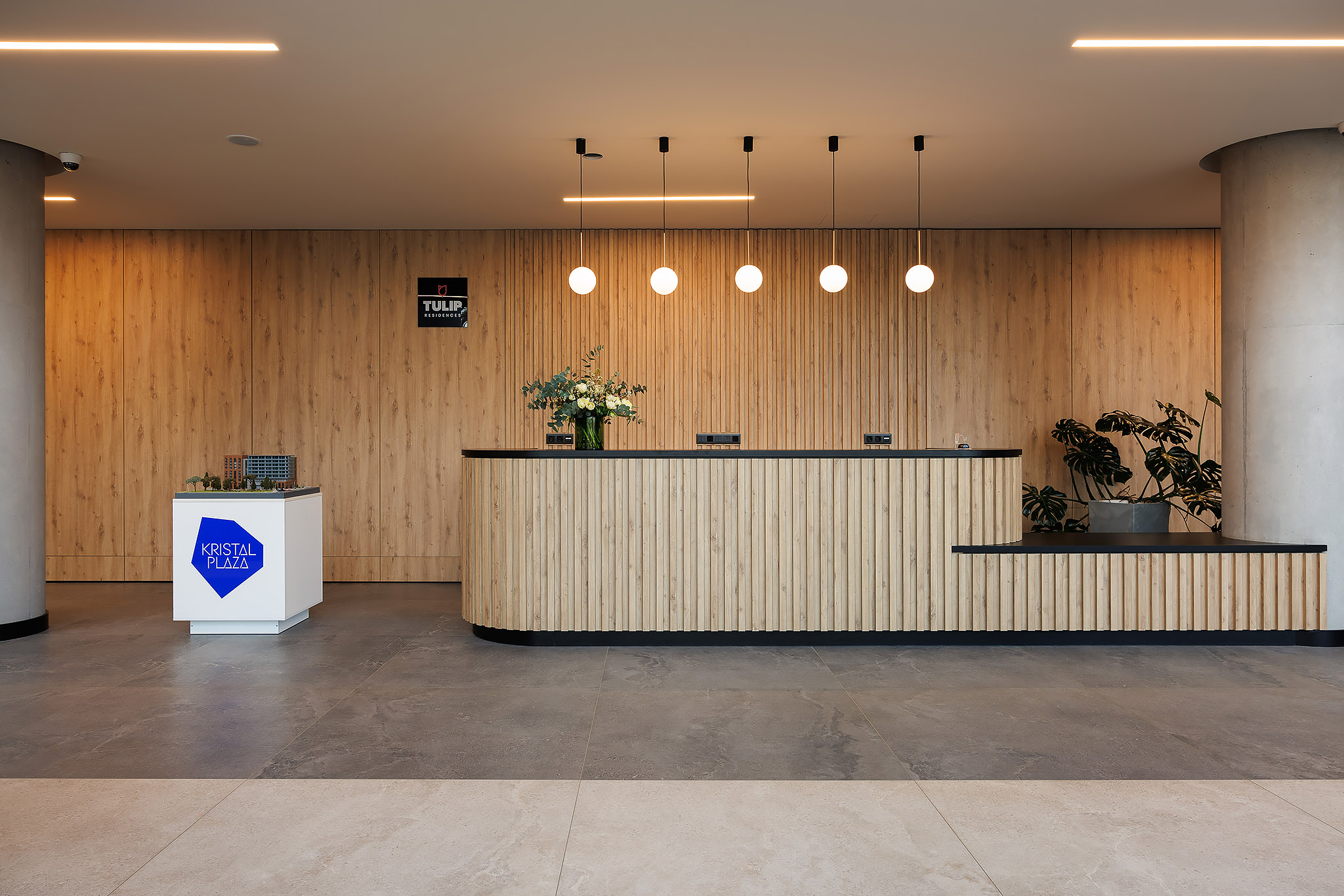 стійка рецепції з лого TULIP Residences