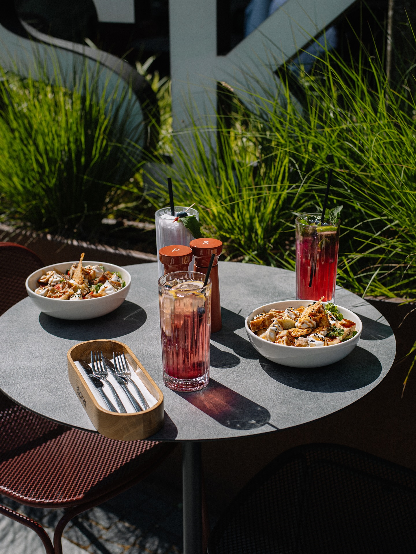 Good food. Cold drinks. Slow moments. Які цінно ділити прості речі з тими, хто поруч 💚